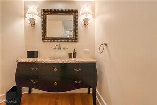 9051 Gulf Shore Dr in Naples, FL - Building Photo