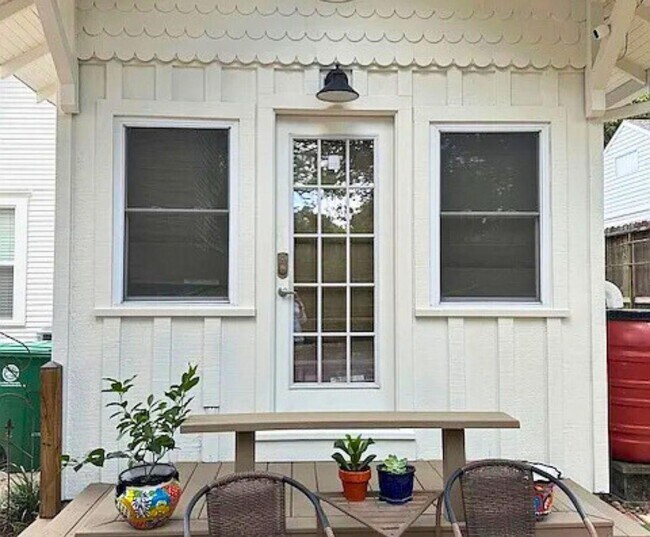 property at 1023-1022 W Gardner St