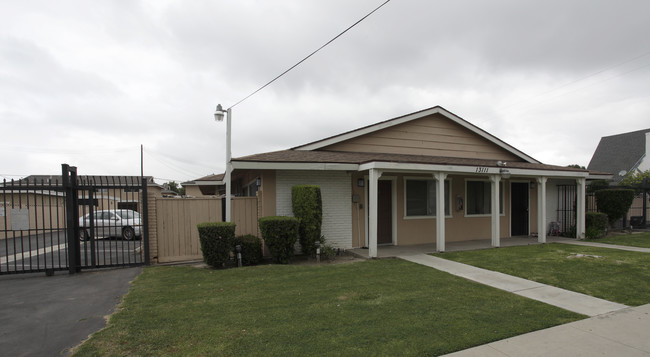 Cypress VIllage in Garden Grove, CA - Foto de edificio - Building Photo