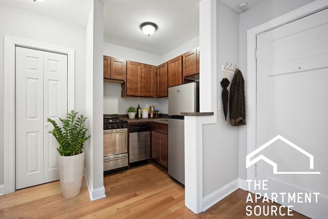 837 W Wolfram St in Chicago, IL - Building Photo - Building Photo