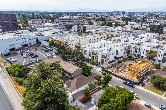 10806 Sarah St in North Hollywood, CA - Building Photo - Building Photo