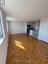 7555 Goreway Dr in Mississauga, ON - Building Photo