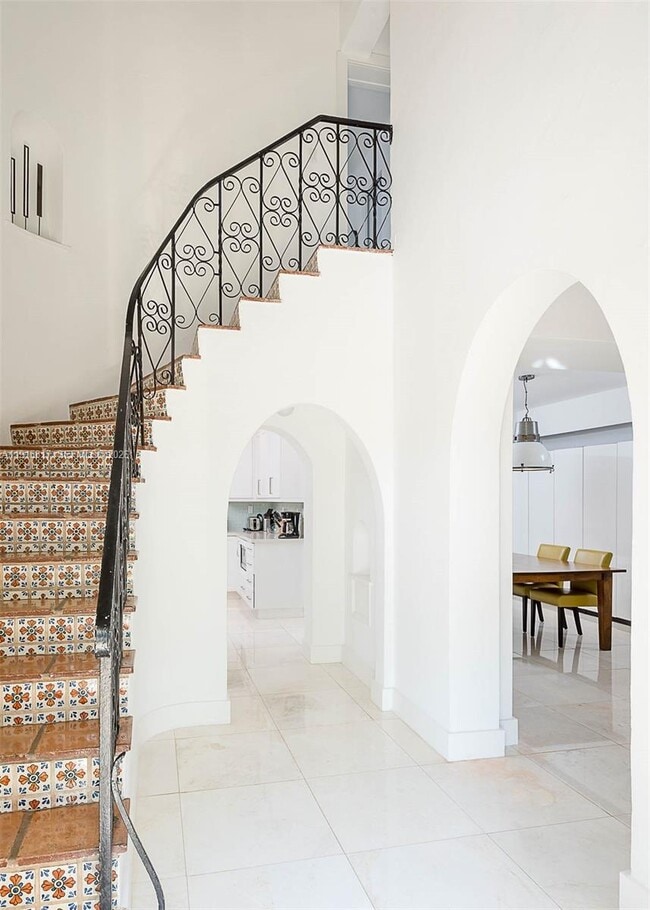 5835 La Gorce Dr in Miami Beach, FL - Building Photo - Building Photo