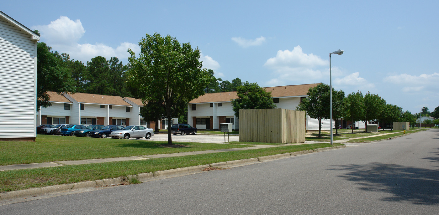 Murchison Townhouses in Fayetteville, NC - Building Photo