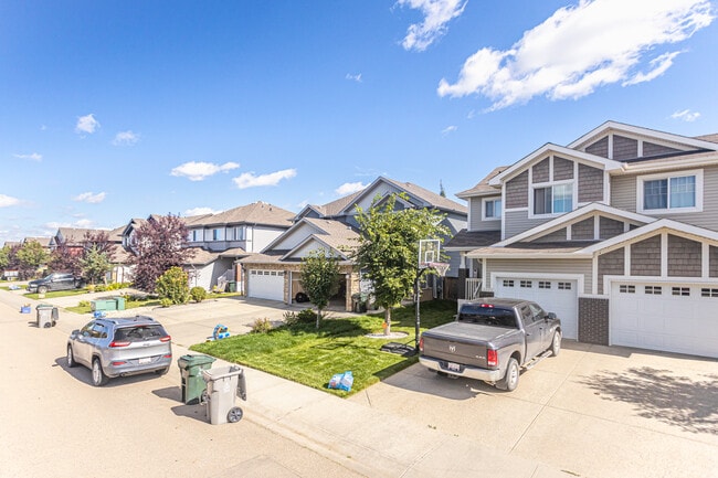 2000 Westerra Loop in Stony Plain, AB - Building Photo - Primary Photo