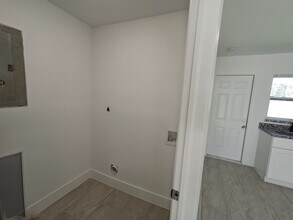 1042-1056 Old Bridge Road, Unit 1056 Old Bridge Road in North Fort Myers, FL - Foto de edificio - Building Photo