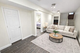 2817 N Clybourn Ave in Chicago, IL - Foto de edificio - Building Photo