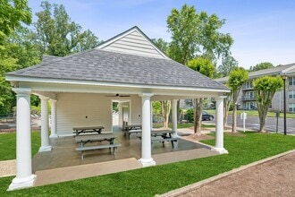 Shenandoah Station in Triangle, VA - Foto de edificio - Building Photo