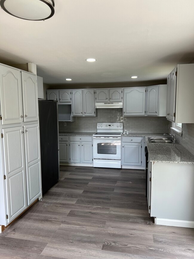 7441 Farmstead Rd in Liverpool, NY - Building Photo - Building Photo