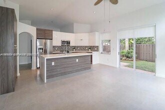 10889 NW 58th Terrace in Doral, FL - Building Photo - Building Photo