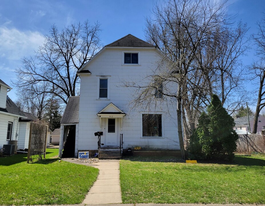 512 E Maple St in River Falls, WI - Building Photo