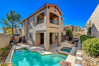 11832 W Barcinas Ln in Las Vegas, NV - Foto de edificio - Building Photo