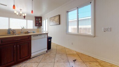 6250 Dorothy Dr in San Diego, CA - Building Photo - Building Photo