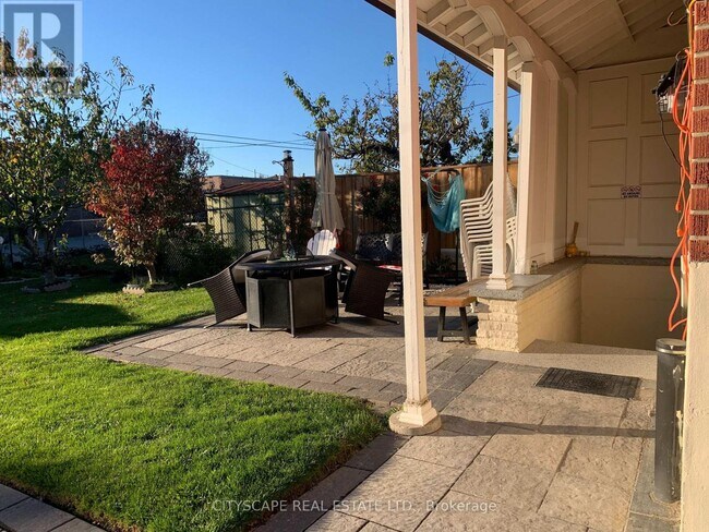 120 Hullmar Dr in Toronto, ON - Building Photo - Building Photo