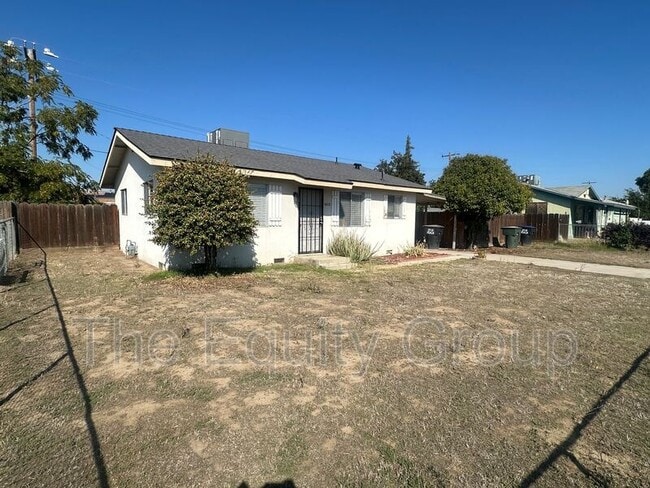 1608 W Sunnyview Ave in Visalia, CA - Building Photo - Building Photo