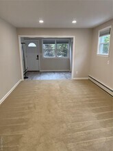 208 Orchard St in Westbury, NY - Building Photo - Building Photo