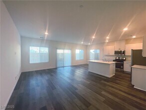 510 Golden Cardinal Ave in Henderson, NV - Building Photo - Building Photo