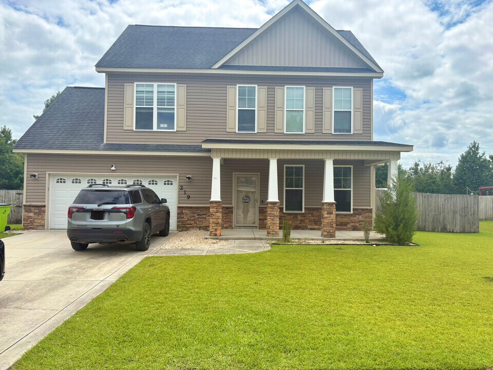 219 Hidden Oaks Dr in Jacksonville, NC - Building Photo