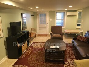 813 10th St NE in Washington, DC - Building Photo - Building Photo