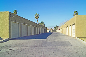 Eva Garcia Mendoza Plaza in Las Vegas, NV - Foto de edificio - Building Photo