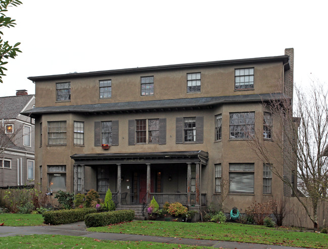 St. Charles Place Apartments in Tacoma, WA - Building Photo - Building Photo