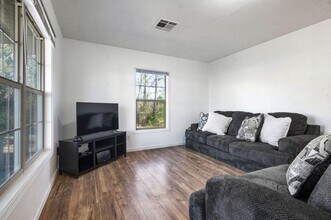 472 E Main St in Zavalla, TX - Building Photo - Building Photo