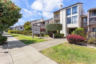 2101 Shoreline in Alameda, CA - Building Photo