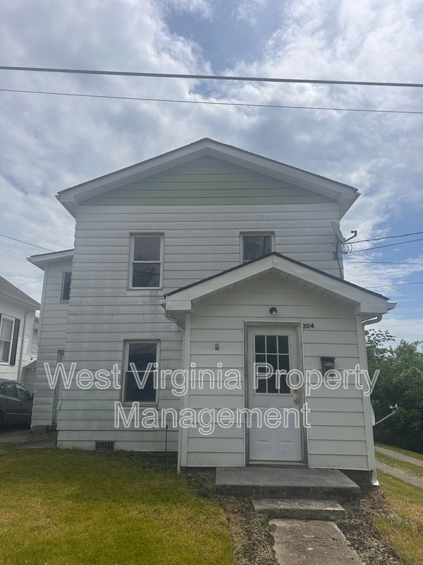 property at 304 N 3rd St