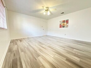 10702 Sagebluff Dr in Houston, TX - Foto de edificio - Building Photo