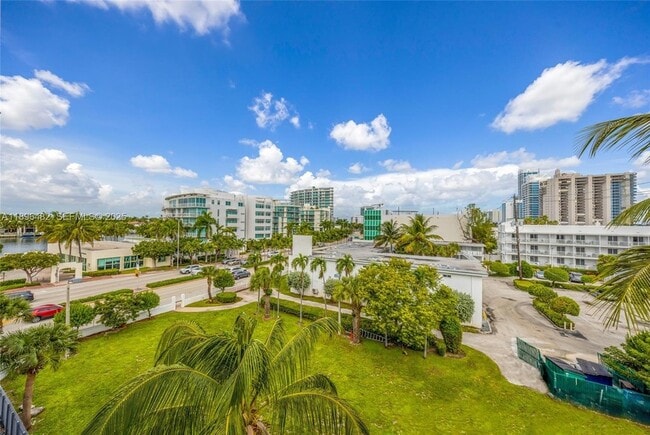 6545 Indian Creek Dr, Unit 504 in Miami Beach, FL - Foto de edificio - Building Photo