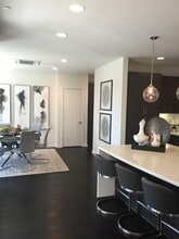 826 Brickyard Ln in Costa Mesa, CA - Foto de edificio - Building Photo