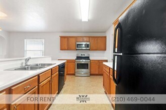 3835 Mist Flower Dr in Converse, TX - Building Photo - Building Photo