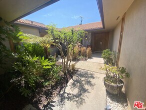 6633 S Sherbourne Dr in Los Angeles, CA - Building Photo - Building Photo