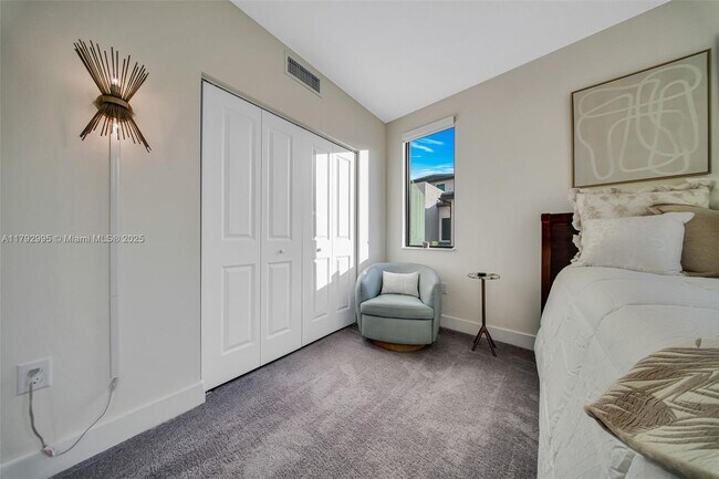 4707 NW 83rd Ct in Doral, FL - Foto de edificio - Building Photo