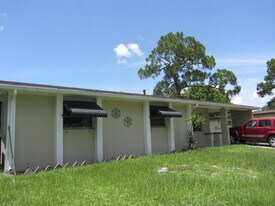 408 Morgan Cir S in Lehigh Acres, FL - Building Photo