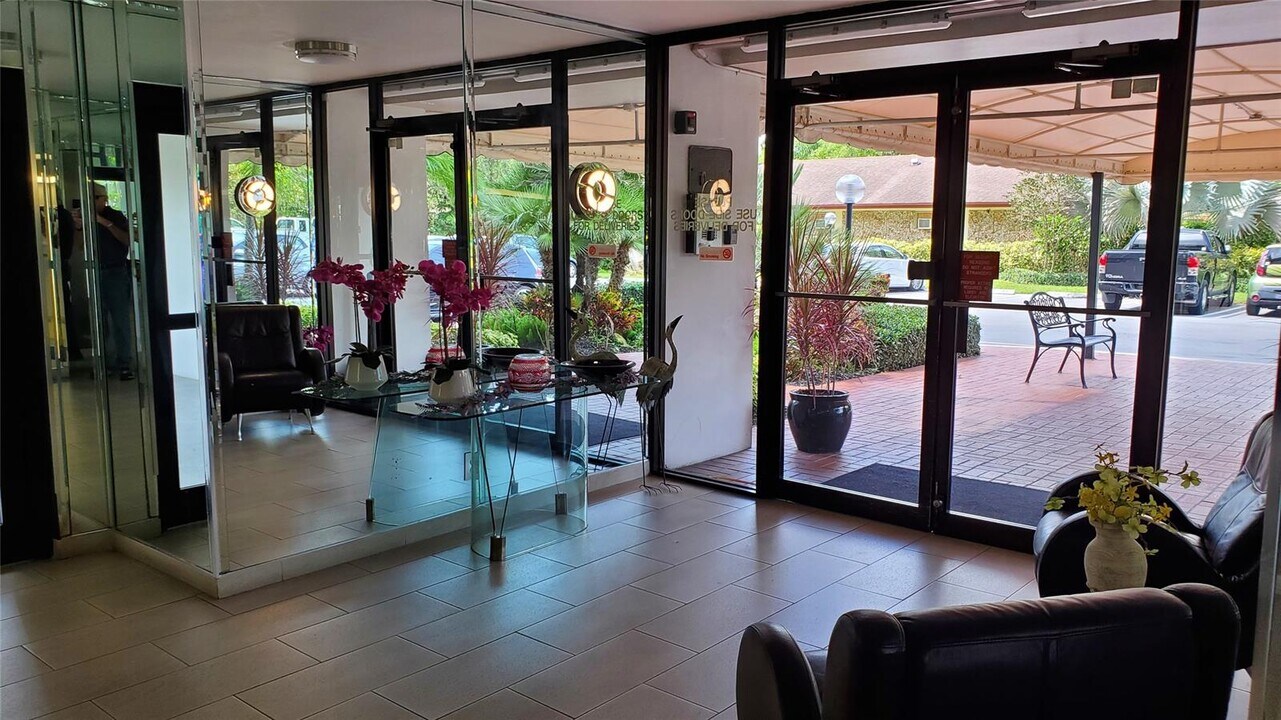 3000 N Palm Aire Dr, Unit 506 in Pompano Beach, FL - Foto de edificio