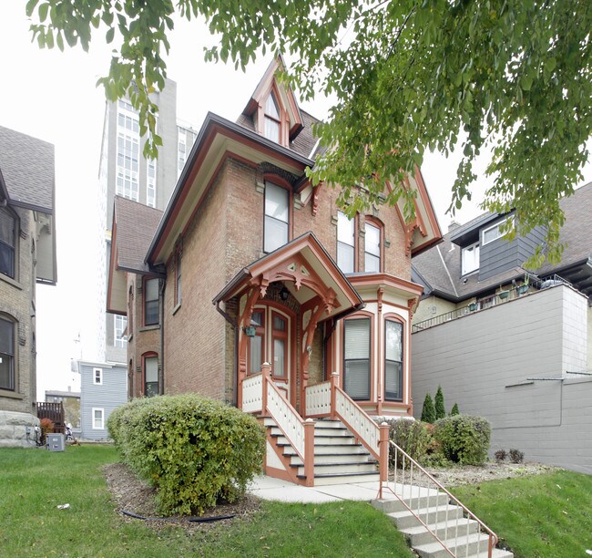 1708 N Farwell Ave in Milwaukee, WI - Building Photo - Building Photo