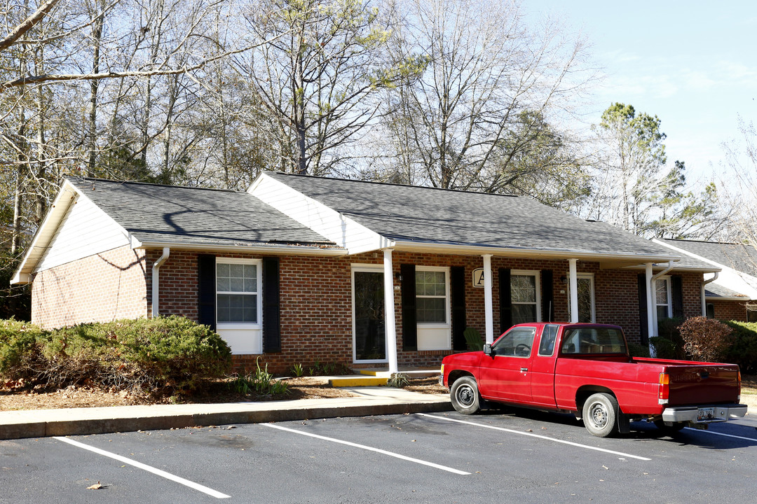 Oak Village in Zebulon, GA - Building Photo