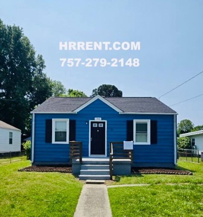 142 Chichester Ave in Hampton, VA - Building Photo