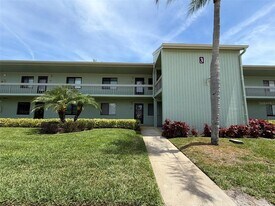109 Nancy Dr in Oldsmar, FL - Building Photo