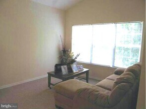 9902 Boysenberry Way in Montgomery Village, MD - Foto de edificio - Building Photo