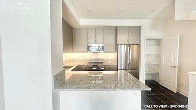 40 Lunar Cres in Mississauga, ON - Building Photo - Building Photo