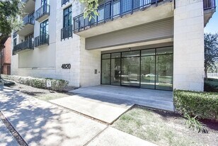 4820 Caroline St, Unit 407 in Houston, TX - Building Photo