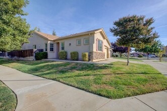 4321 Strathmore Pl in Merced, CA - Building Photo - Building Photo