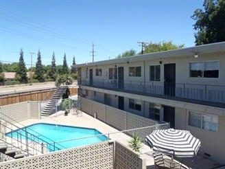 Surfside Apartments in Modesto, CA - Foto de edificio