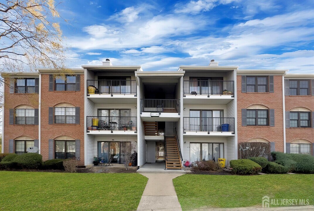 479 Danbury Ln in East Brunswick, NJ - Building Photo