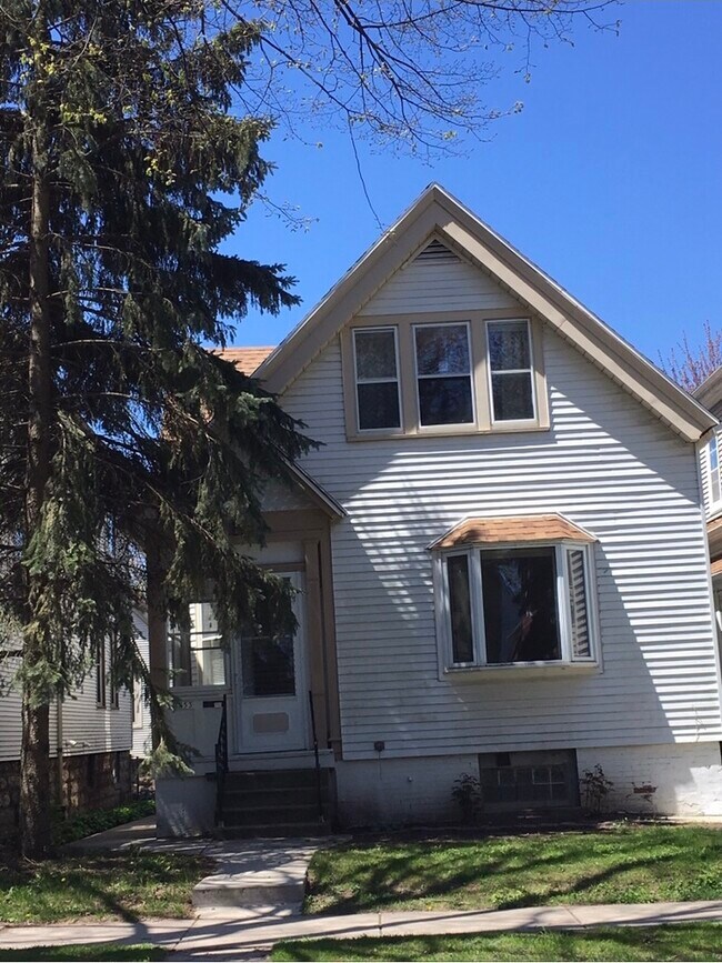 3453 N Newhall St Rentals in Milwaukee, WI