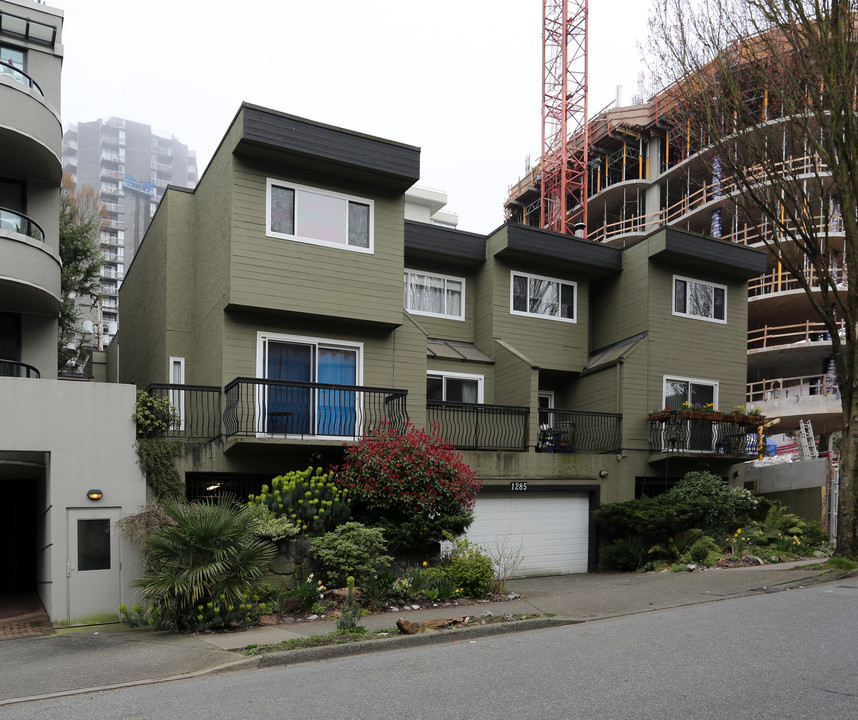 1285 Harwood St in Vancouver, BC - Building Photo