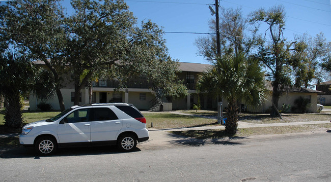 121 Bryan Ave in Titusville, FL - Foto de edificio - Building Photo