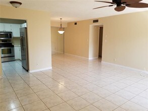 147 Deer Creek Blvd-Unit -401 in Deerfield Beach, FL - Foto de edificio - Building Photo